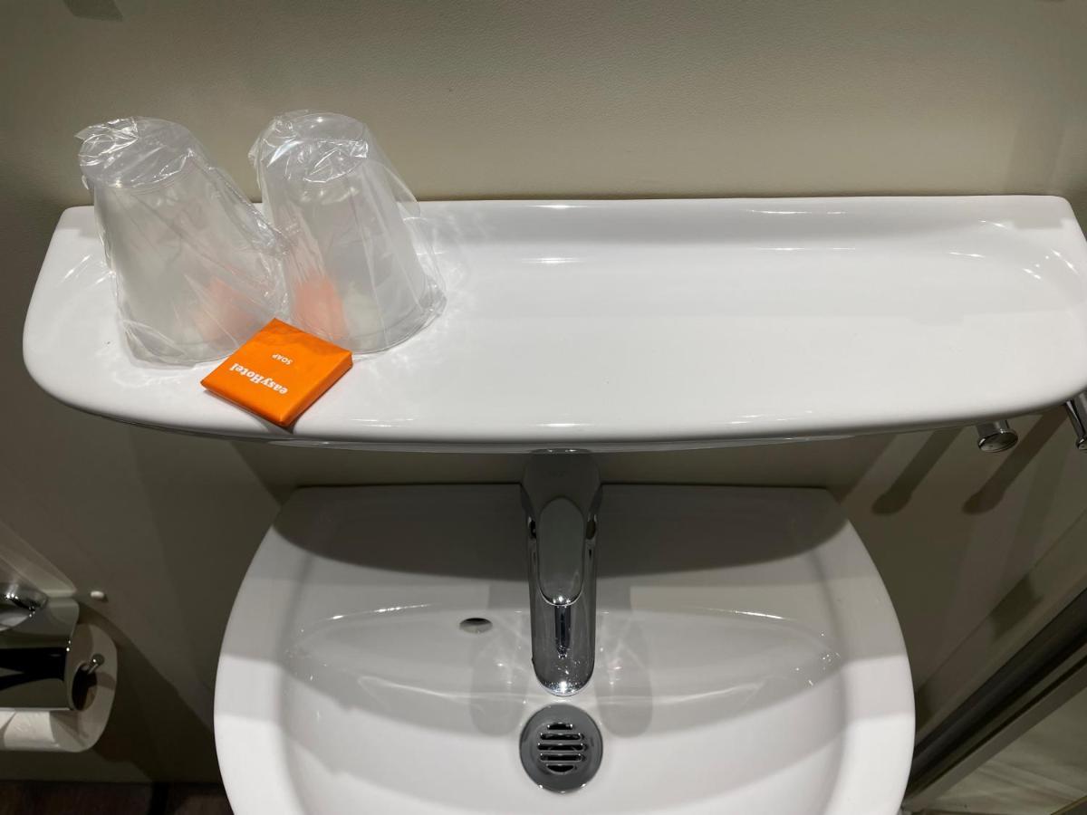 Easyhotel Zuerich Limmatplatz Экстерьер фото